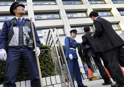 出頭の46歳男を逮捕、元次官ら連続殺傷事件