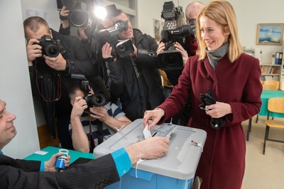 エストニア総選挙、リベラル派の野党が第1党に 極右も躍進
