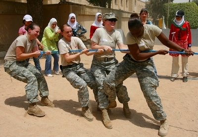 米軍、駐イラク男女兵士への「妊娠禁止令」を撤回