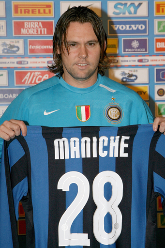 インテル マニシェの入団会見を行う