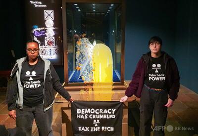 英王室の宝飾品展示に食品投げつけ、4人逮捕