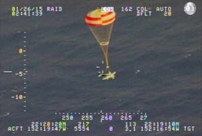小型機がパラシュートで海に不時着、操縦士を無事救助 米ハワイ沖