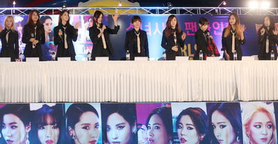 少女時代、新曲発売記念のサイン会開催 多数のファンが殺到