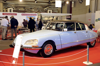 往年の名車がずらり、クラシックカー見本市 パリ