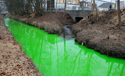 化学薬品で川が緑色に、ドイツ