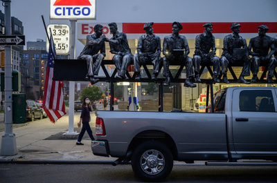 【今日の1枚】トラックの上でランチ、有名写真がモチーフ