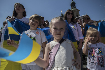 変容するウクライナ難民への視線、偽情報があおる反感