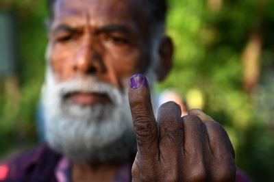 スリランカ大統領選、投票始まる 前任者一族が復権目指し接戦