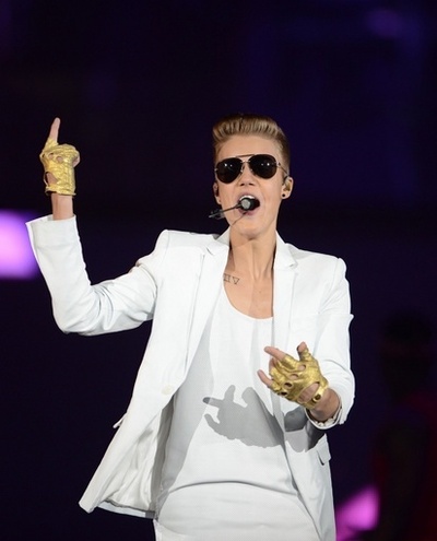 A・フランク博物館、「僕のファンに」発言のJ・ビーバーを擁護