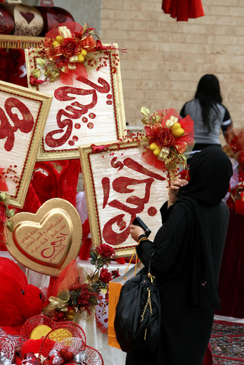 バレンタインデーに向け買い物客でにぎわうクウェート市