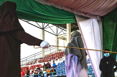 婚前交渉で男女に公開むち打ち刑 インドネシア・アチェ州