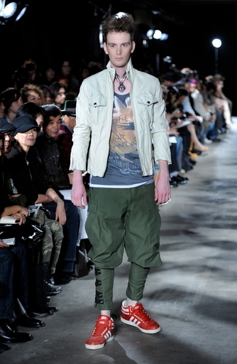 ＜11年春夏東京コレクション＞ガッツ ダイナマイト キャバレーズ、新作を発表