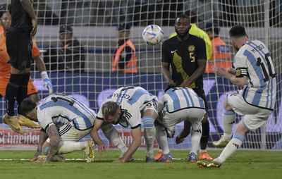 【今日の1枚】メッシのシュートを遮るな アルゼンチン