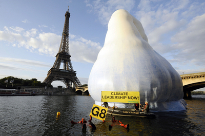 セーヌ川に氷山、グリーンピースが気候変動対策を要求
