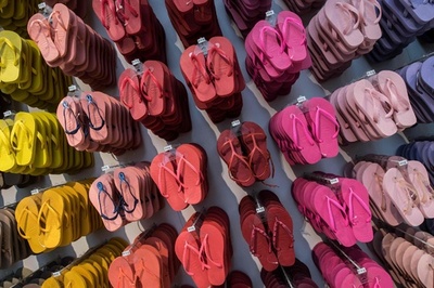 ブラジルを象徴するビーチサンダル「ハワイアナス」の汚職とすべて