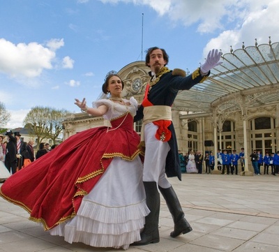 ナポレオン3世時代の衣装で華やかに、仏ビシーで祭典