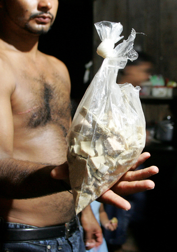 憶病な麻薬密輸人、密輸途中で麻薬を捨てる