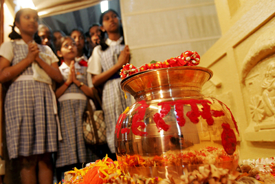 インド独立の父、故ガンジーの遺灰、アラビア海へ