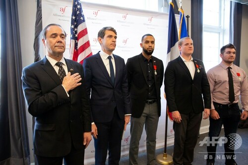 仏列車襲撃阻止の米国人 英雄 3人 フランス市民権を取得 写真8枚 ファッション ニュースならmode Press Powered By Afpbb News