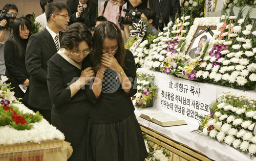 韓国人拉致事件 殺害されたペ牧師の葬儀が営まれる 写真3枚 ファッション ニュースならmode Press Powered By Afpbb News