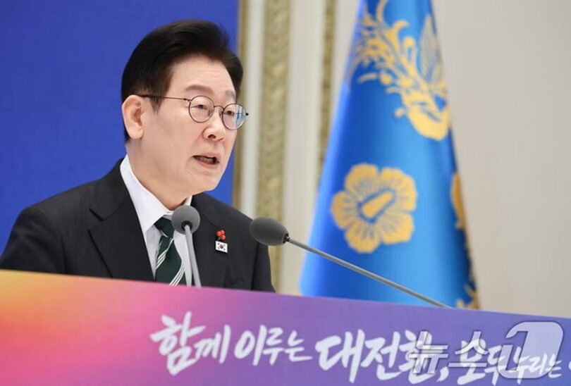 1月21日、青瓦台迎賓館で開かれた新年記者会見で質問に答えるイ・ジェミョン（李在明）大統領(c)news1