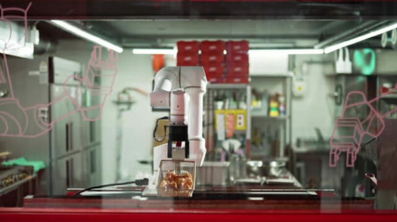 店頭に設置された調理ロボットシステム=ロボアルテ(c)KOREA WAVE