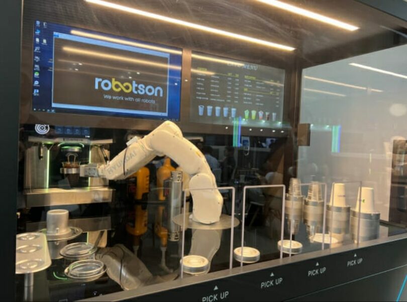 HD現代ロボティクスと「ロボソン」が協力して作ったコーヒー製造ロボット(c)KOREA WAVE