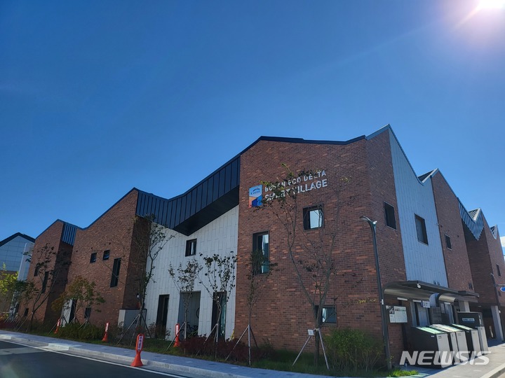 釜山市江西（カンソ）区のエコデルタシティスマートビレッジ入り口から眺めた住宅全景(c)NEWSIS
