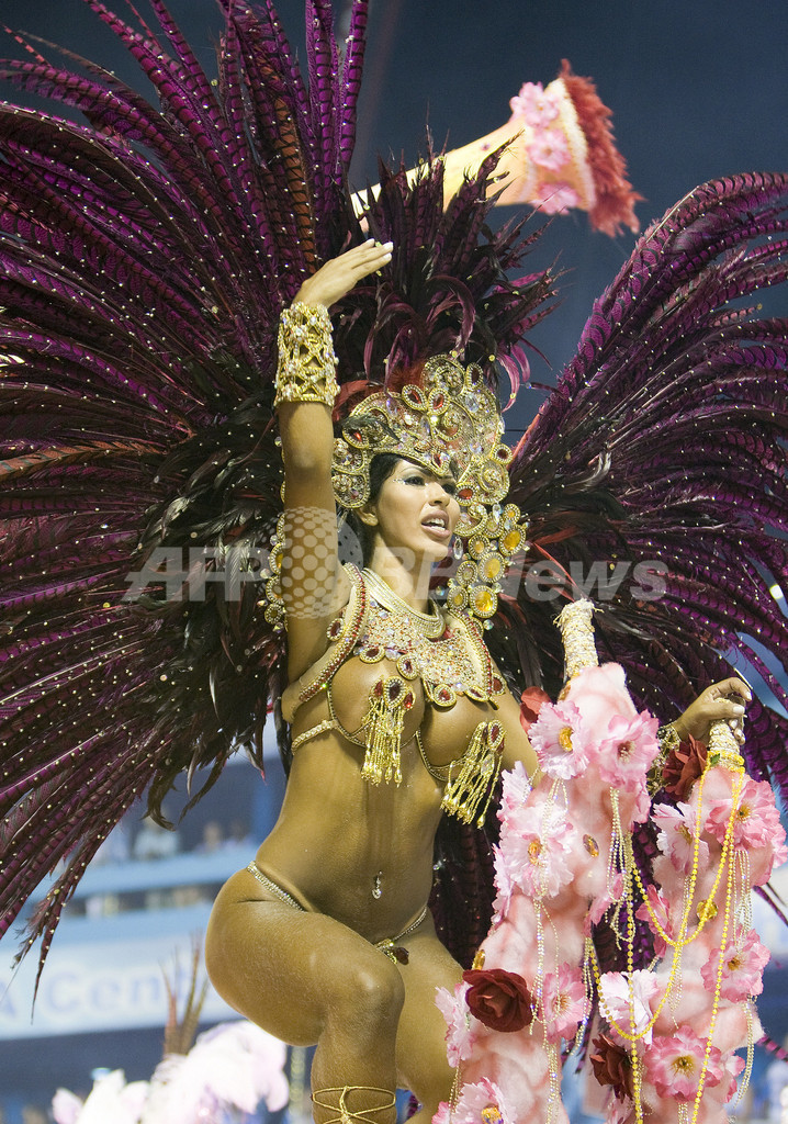 ブラジル・リオのカーニバル、一夜目から興奮は最高潮