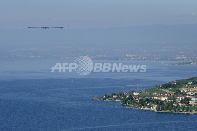 太陽エネルギー機「ソーラー・インパルス」が周回飛行、スイス