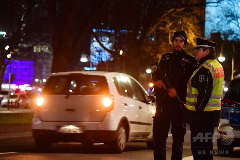 ベルリンXマス市にトラック突入、12人死亡48人負傷 テロの可能性