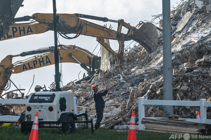 フロリダ集合住宅崩落、死者9人に 懸命の捜索続く