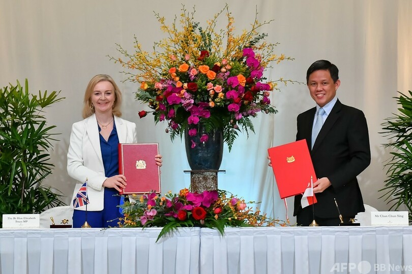 英、シンガポールと自由貿易協定調印 対EU交渉難航の中
