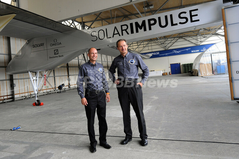 ソーラー飛行機の試作機を発表、気球で世界一周のスイス人