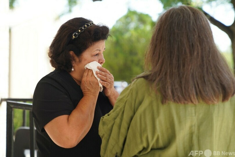 小さな町を襲った「悪夢」 米小学校乱射、悲しみに暮れる地元