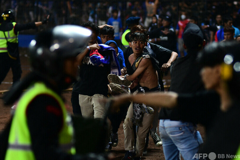 サッカー場暴動でインドネシア警察への批判強まる、死者数は125人に訂正