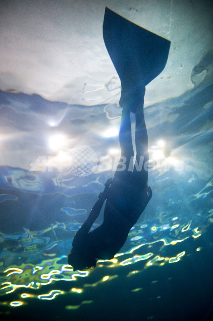 人魚のように泳ぎたい まずはプールでレッスンを 写真2枚 国際ニュース Afpbb News