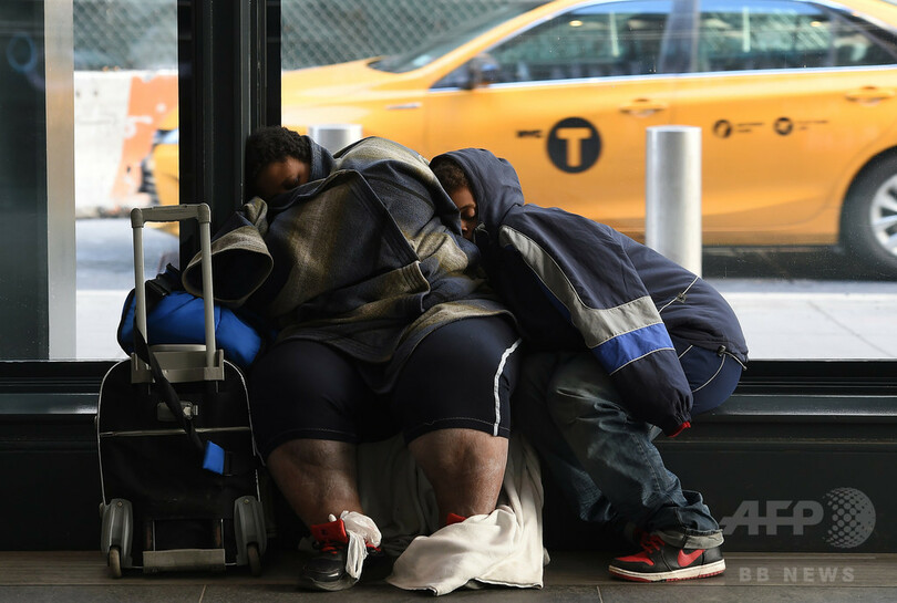 寒さにもめげず…早朝のマンハッタンを行く人たち
