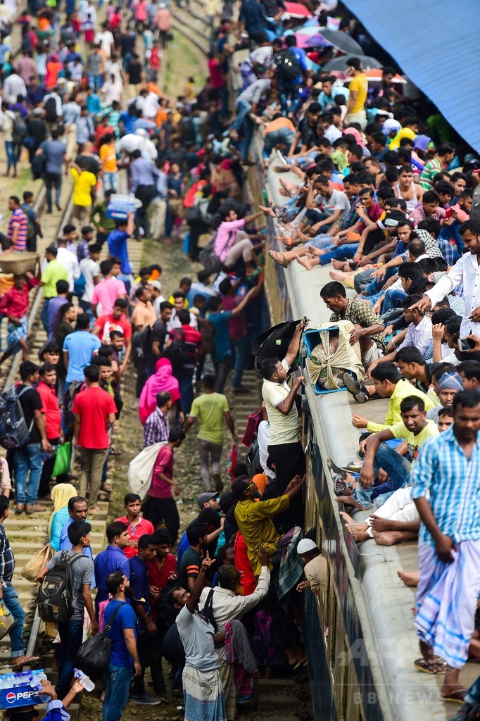 超満員列車で里帰り、ラマダン明けの祭りで バングラデシュ