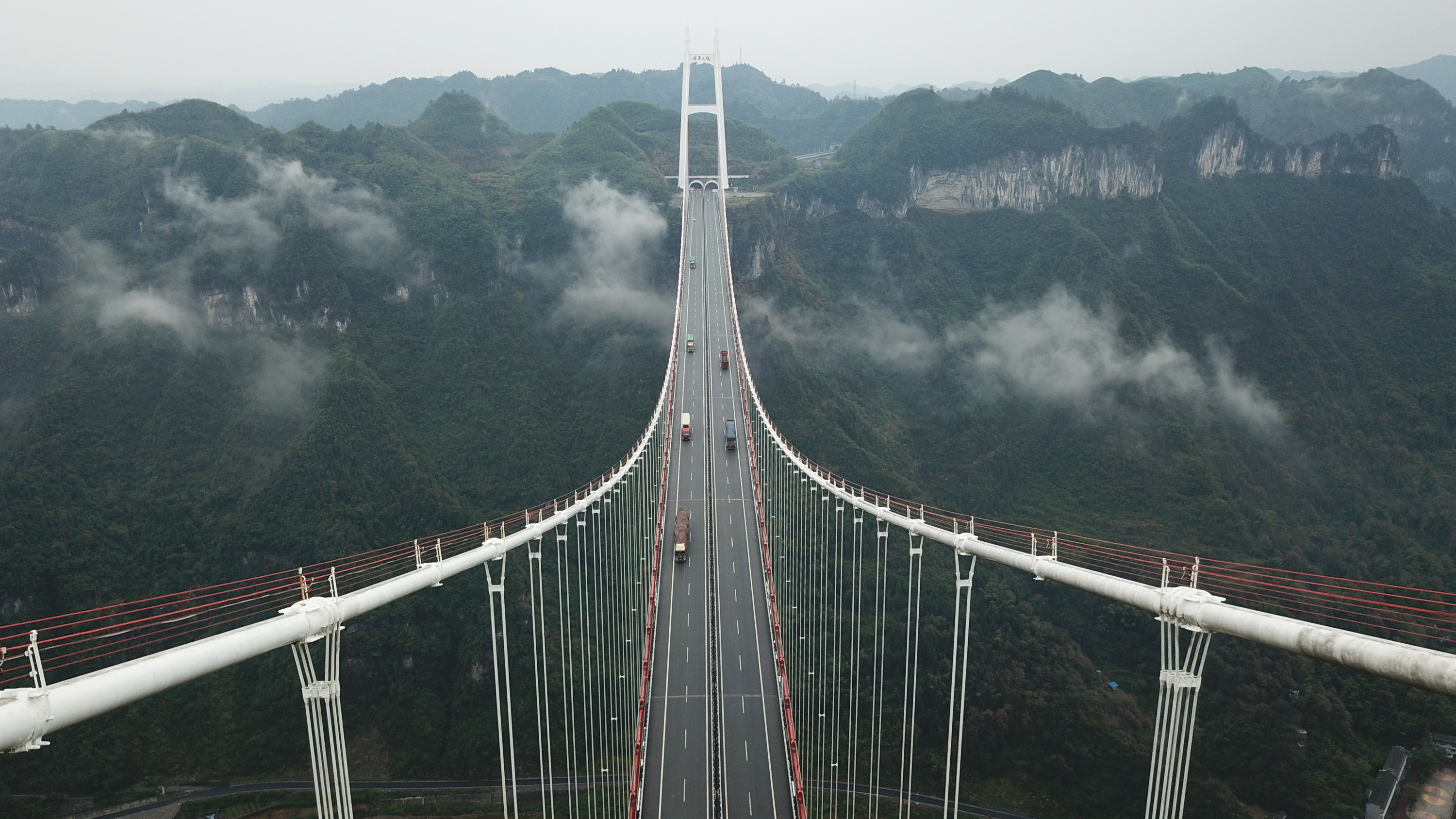観光客を呼び込む矮寨鎮の特大つり橋 湖南省