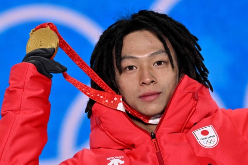 平野歩夢に金メダル授与 スノボ男子HP、北京冬季五輪 写真7枚 国際