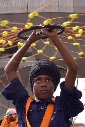 インド黄金寺院、シーク教徒が伝統武術を披露 写真5枚 国際ニュース