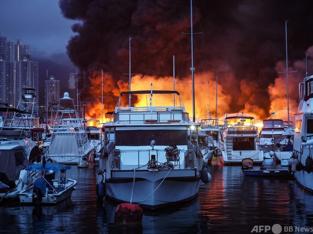 香港の港で火災、船10隻以上焼ける