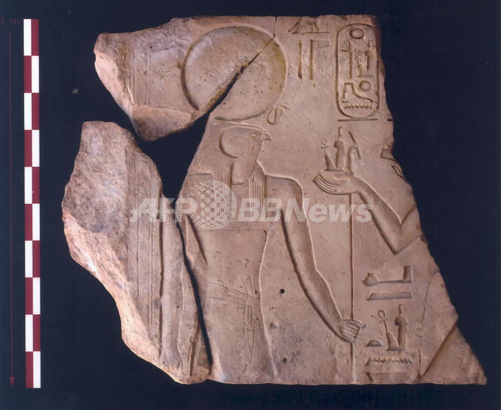 ラムセス2世の時代のホルス神彫像とフリーズ 写真2枚 国際ニュース 