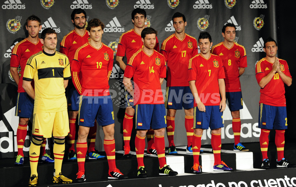 スペイン代表が新ユニフォームを発表 100試合出場選手の表彰も 国際ニュース Afpbb News
