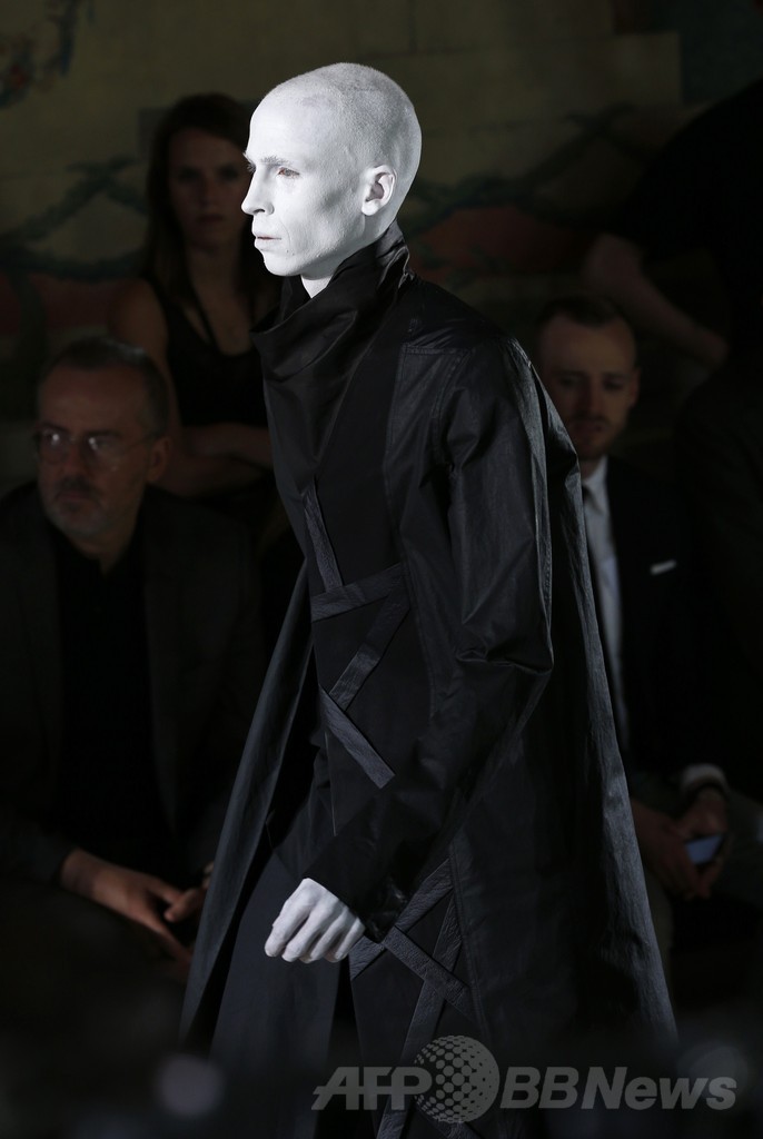 全身真っ白のモデルも、「リック・オウエンス」15年春夏メンズ