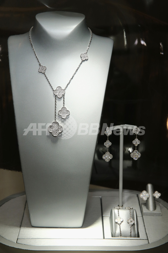 「ヴァン クリーフ＆アーペル」NY五番街店がリニューアル、ディータ・ヴォン・ティースら華やかなゲストも