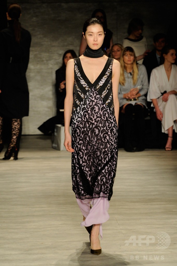 足元はサラ・ジェシカの「SJP」シューズ、「トーメ」15/16年秋冬