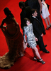 第62回カンヌ国際映画祭（Cannes Film Festival）で、コンペティション部門出品作『Antichrist』の上映会に登場した主演女優のシャルロット・ゲンズブール（Charlotte Gainsbourg、左）と夫で俳優のイヴァン・アタル（Yvan Attal）。ゲンズブールは、バレンシアガ（BALENCIAGA）のドレスとシューズを着用。（2009年5月18日撮影）。(c)AFP/LOIC VENANCE