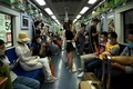 中国・北京で、マスクを着けて地下鉄に乗る人々（2020年6月15日撮影）。(c)NOEL CELIS / AFP 